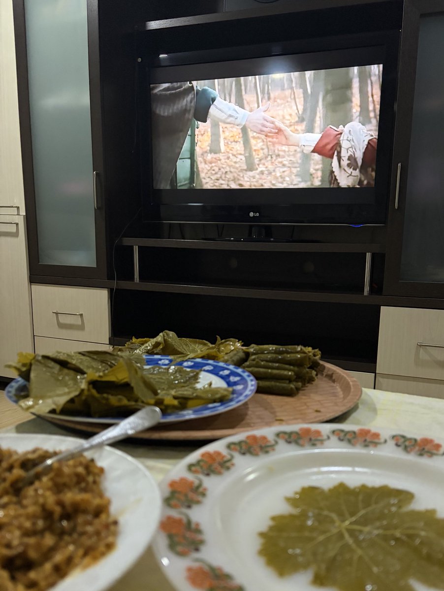 Her sene en az bir defa izlediğim, ebediyen en sevdiğim olarak kalacak olan film.. ✨
Şu sahneden bilene bayram özel dua 🤲🏼