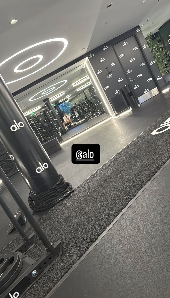 jburrowupdate's tweet photo. joe at the alo gym on his instagram story (3/18) https://t.co/5TrA7wy9Mo