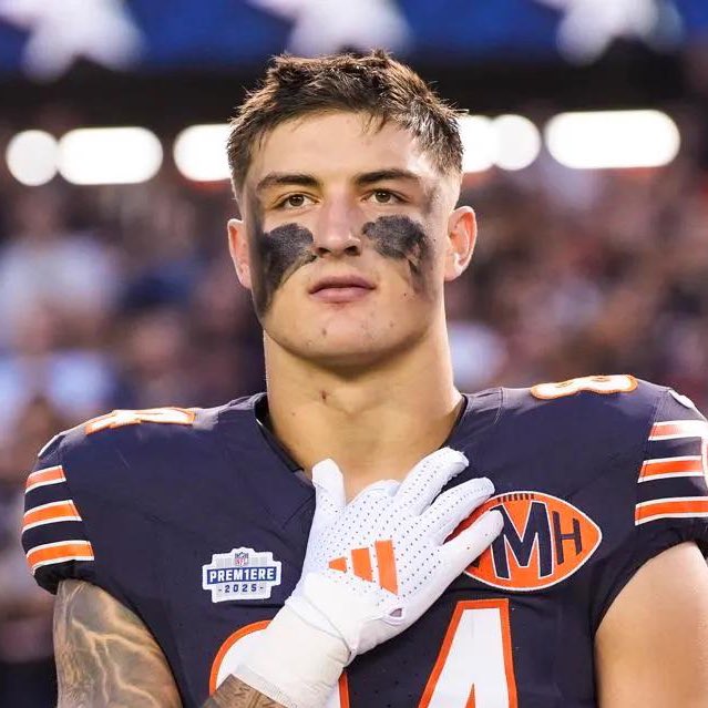 AdamShitte84829's tweet photo. BREAKING🚨
Sydney Sweeneys Milk Bags have acquired TE Colston Loveland and a 2026 3rd round pick from Ya Mothas Muff in exchange for WR Michael Pittman Jr, a 2026 2nd round pick and a 2027 4th round pick. #406DL #Blockbuster #AdamShitterOnIt https://t.co/tIWJOdHE9d