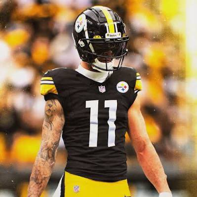 AdamShitte84829's tweet photo. BREAKING🚨
Sydney Sweeneys Milk Bags have acquired TE Colston Loveland and a 2026 3rd round pick from Ya Mothas Muff in exchange for WR Michael Pittman Jr, a 2026 2nd round pick and a 2027 4th round pick. #406DL #Blockbuster #AdamShitterOnIt https://t.co/tIWJOdHE9d