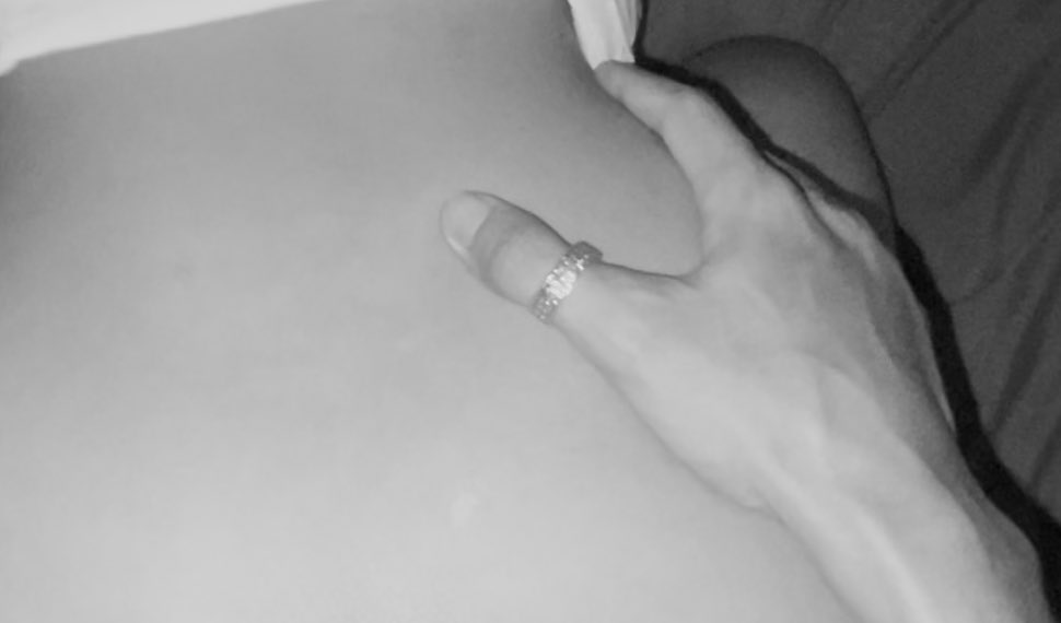 sellmars_'s tweet photo. his hand☠️🩶 https://t.co/HvZhxKd8C5