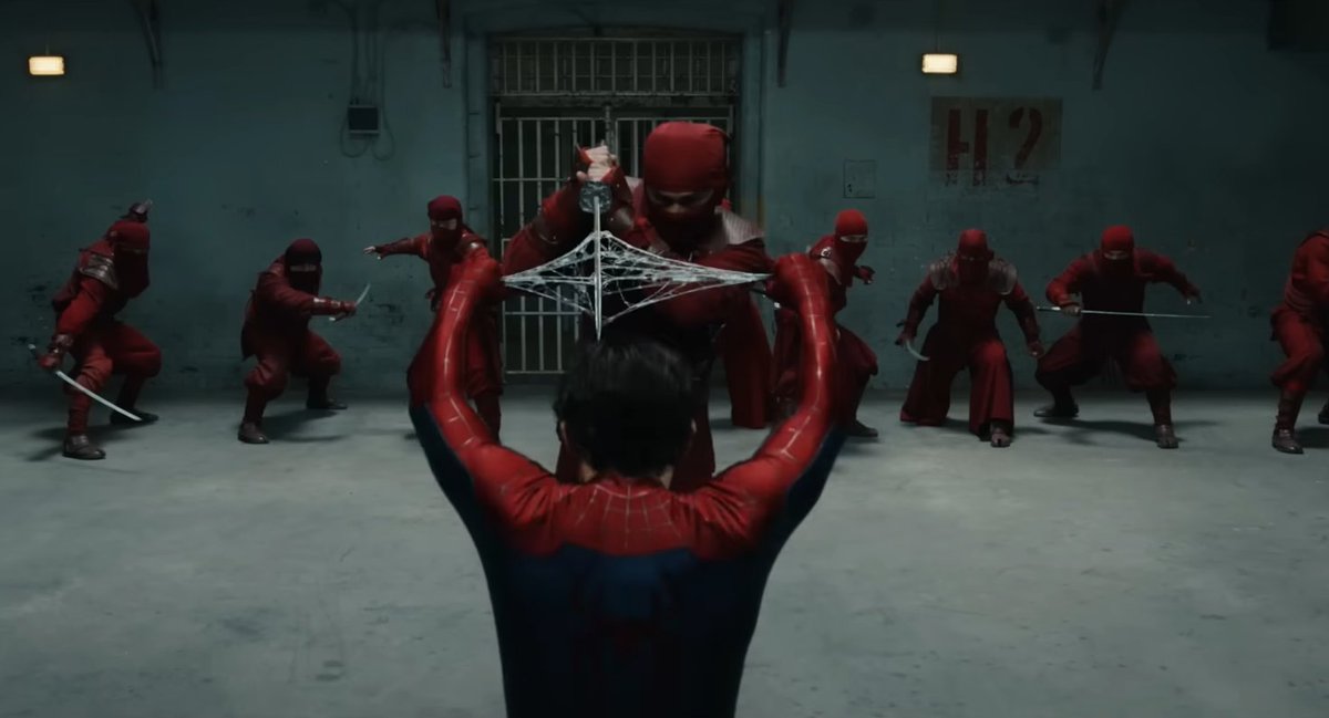 Uma boa mudança de diretor = filmasso de verdade que essa versão do Miranha tava precisando.
"Homem-Aranha: Um Novo Dia" tá prometendo!
E graças a Deus, não entupiram o traje de CGI feioso!! Os caras aprenderam muito com os 2 filmes do Espetacular Homem-Aranha