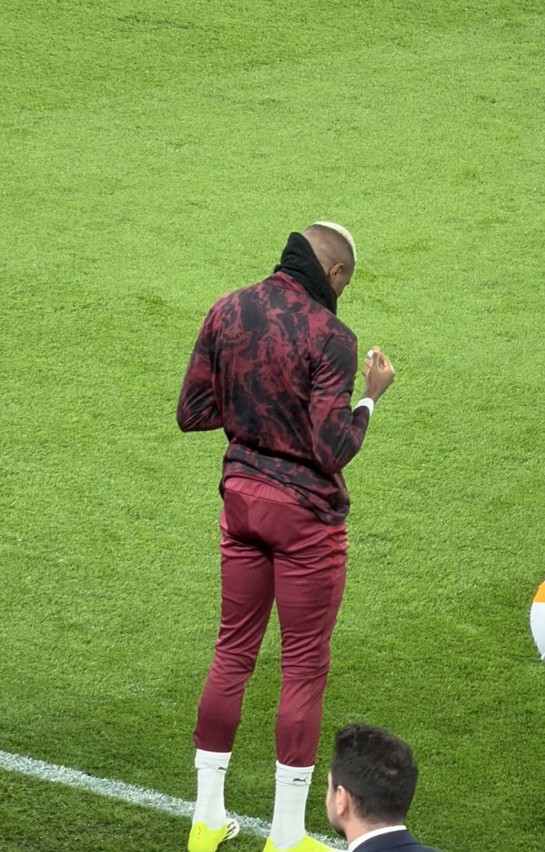 csnroyaltr's tweet photo. Victor Osimhen, Anfield çimlerine dua ederek çıktı. (Cenk Çınar) https://t.co/zqXGfwu1Ad