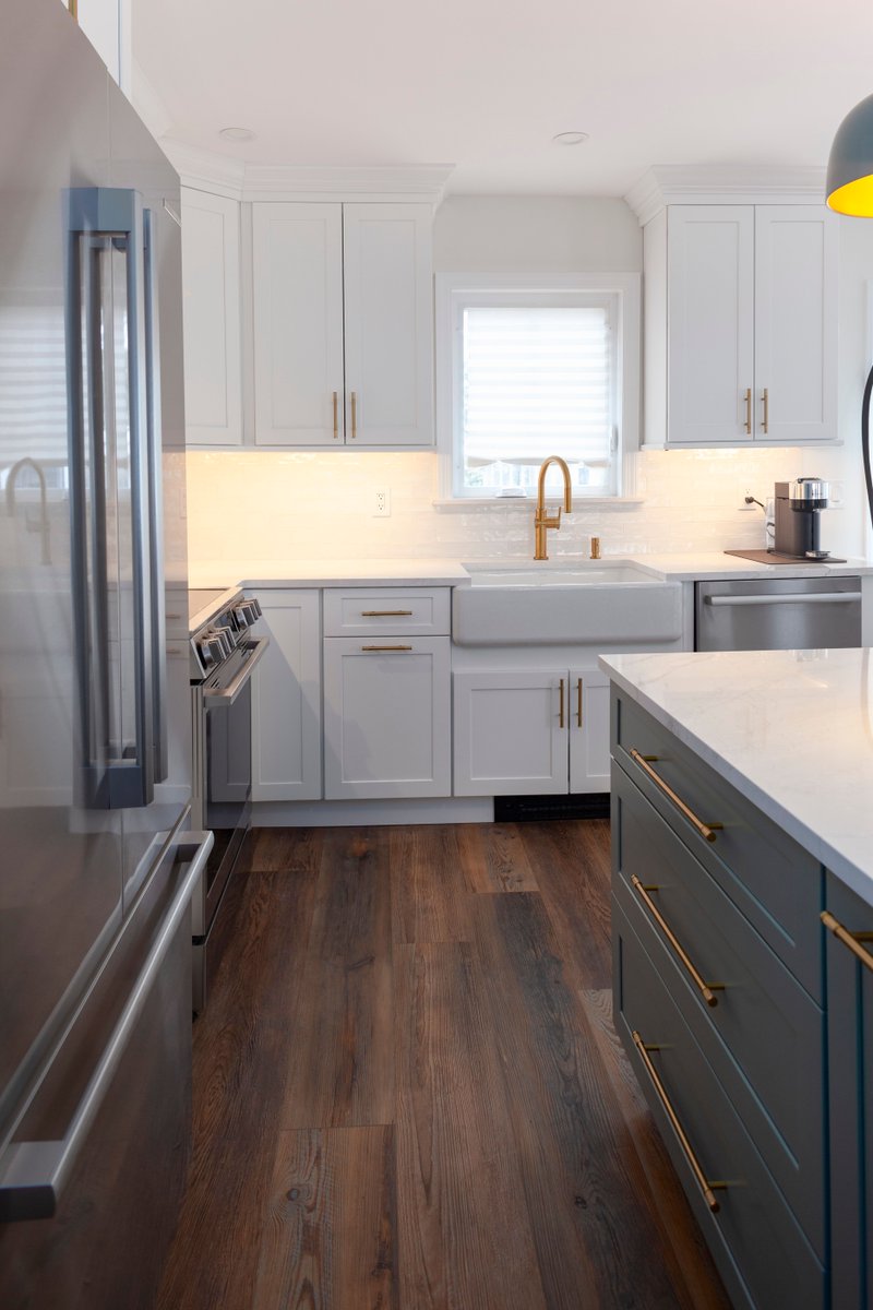 djshomeimprove's tweet photo. This kitchen remodel brings together a soft, layered palette with a focus on both function and flow. The perimeter Fabuwood cabinetry in Galaxy Frost creates a clean backdrop, while the island introduces contrast with a Pistachio finish. https://t.co/TdbWueEpbf