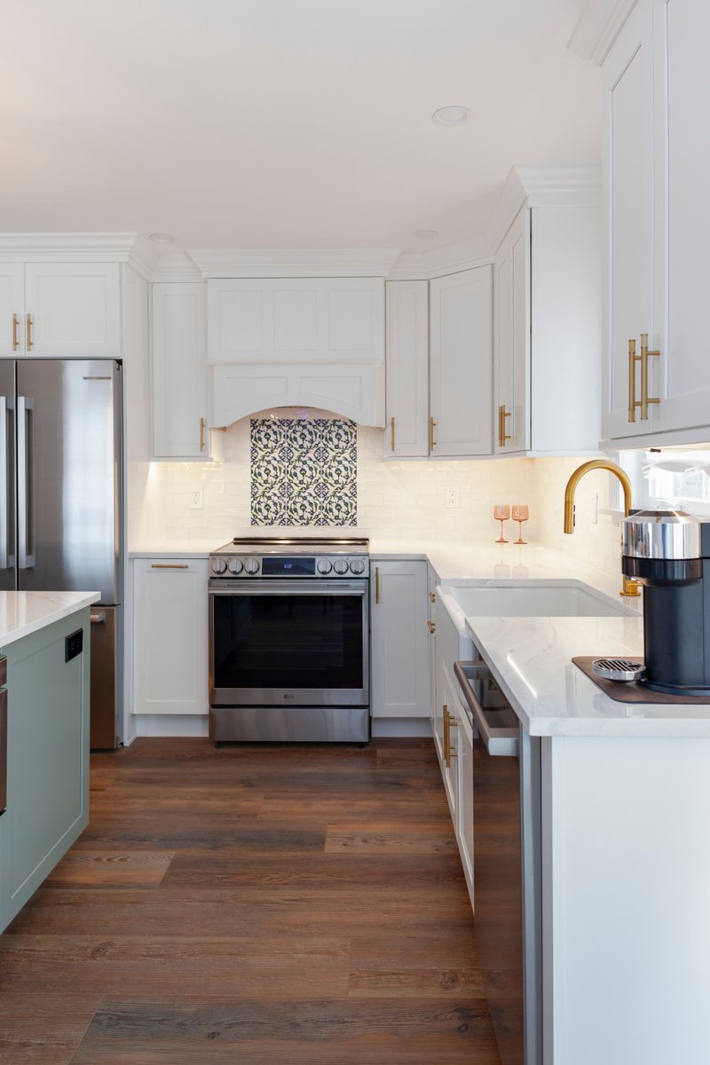 djshomeimprove's tweet photo. This kitchen remodel brings together a soft, layered palette with a focus on both function and flow. The perimeter Fabuwood cabinetry in Galaxy Frost creates a clean backdrop, while the island introduces contrast with a Pistachio finish. https://t.co/TdbWueEpbf