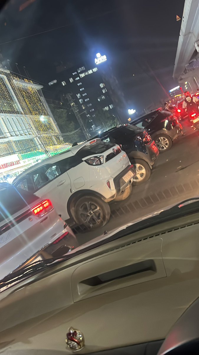 yoganandamm's tweet photo. @cyberabadpolice everyday nonsense how is shahghpuse using road as a parking place on just beside your commissionarate https://t.co/7OePQwYura