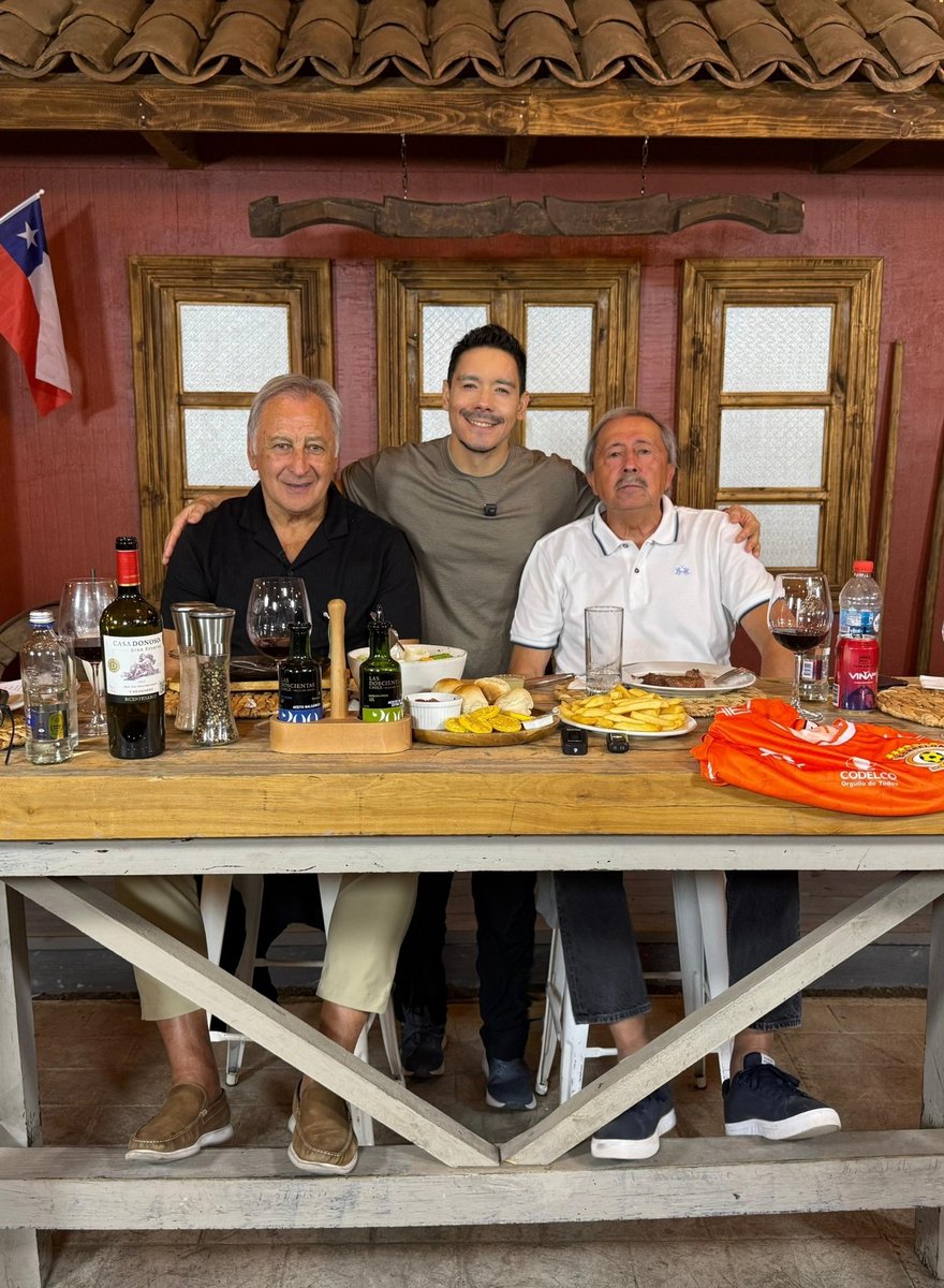 nelsonosses's tweet photo. Don Óscar Wirth y Leonardo Véliz. Respeto y admiración 🙌

Entre ellos suman 5 finales de Libertadores (73, 75, 81, 82, 93).

Antes que llegue el hater "shileno" ("q no tocaron la copa") que alguien que sepa un mínimo de historia explique pq en esos tiempos esas 🏆 no se ganaban https://t.co/h5zmTTxuMe