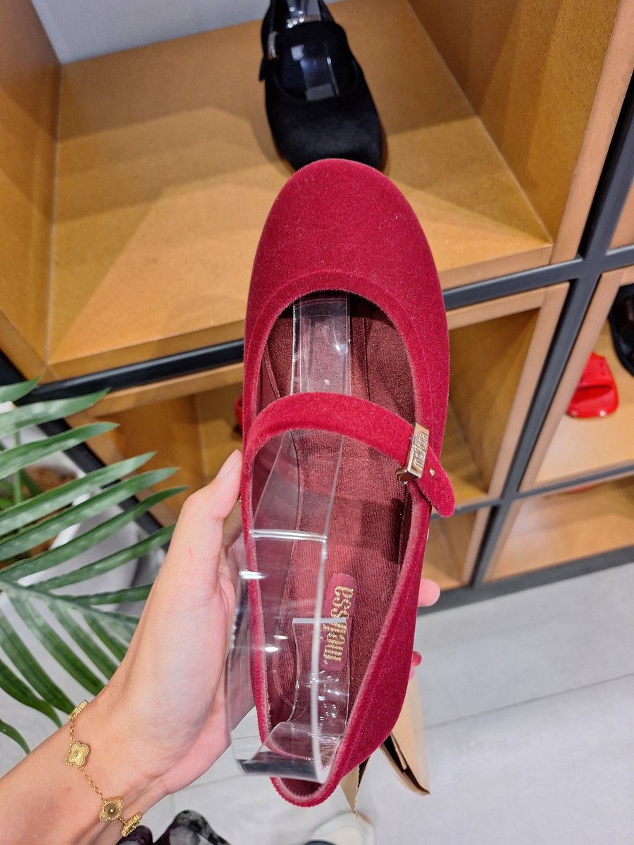 marcelasido's tweet photo. GUYS AKHIRNYA AKU BISA BELI SEPATU MANIFESTATING KU SEJAK LAMA 😭🤧✨️🫶

Cantik bangetttt yallah 🤧🤧🤧 https://t.co/2wH8wd87aG