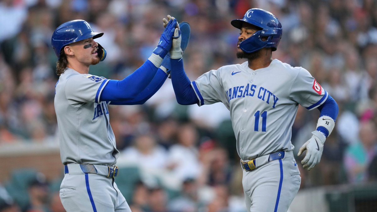 AfterHomePlate's tweet photo. Virando a 🔑...
Através do @DSzymborski, o #FanGraphs fez agora há pouco mais um top 10 de força posicional por equipes.
Hoje, SHORTSTOP:
O Kansas City #Royals lidera o ranking com Bobby Witt Jr., Maikel Garcia e Tyler Tolbert.
Completando o pódio, temos Baltimore #Orioles em 2°, e New York #Mets na 3ª posição.
🚨 A lista pode conter jogadores que não são SS puros, mas que podem desenvolver bem na posição.
A lista completa está no link abaixo.👇🏾
https://t.co/udyQ0wZ527