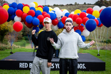 We're going to need more balloons 🎈

<a href="/Mongraal/">Mongraal</a> 🆚 <a href="/MrSavage/">MrSavage</a> in an epic fight to see who can stay grounded

Watch the full video on Mongraal's Youtube Channel 📺