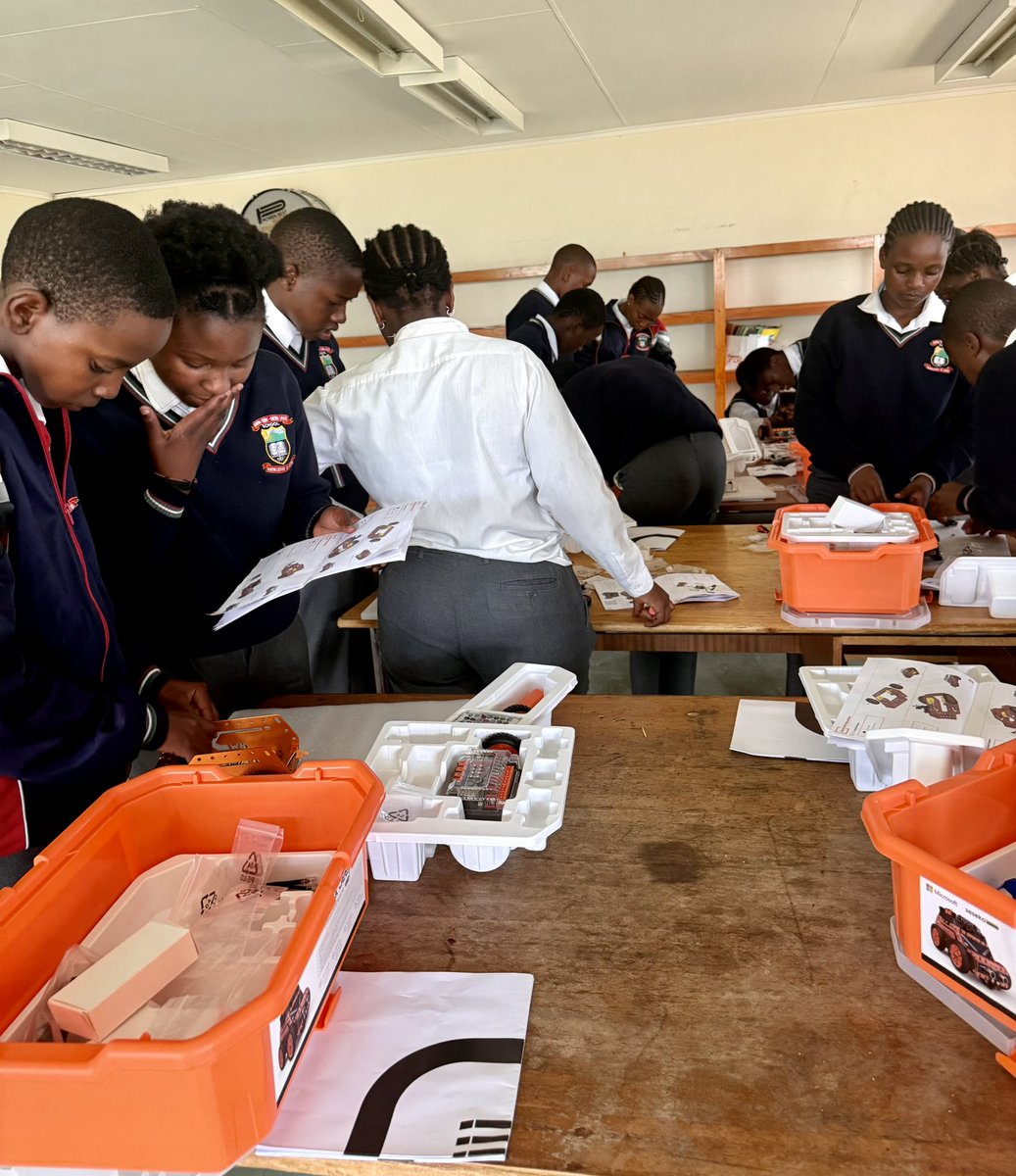 SesekoSA's tweet photo. Robotics and automation naturally create environments where teamwork isn’t optional but essential. Through our work in partner schools, we’ve consistently seen how this brings out collaboration in ways that traditional classroom settings often don’t. #Robotics #Edtech #Stem https://t.co/8ZqBIO45q3