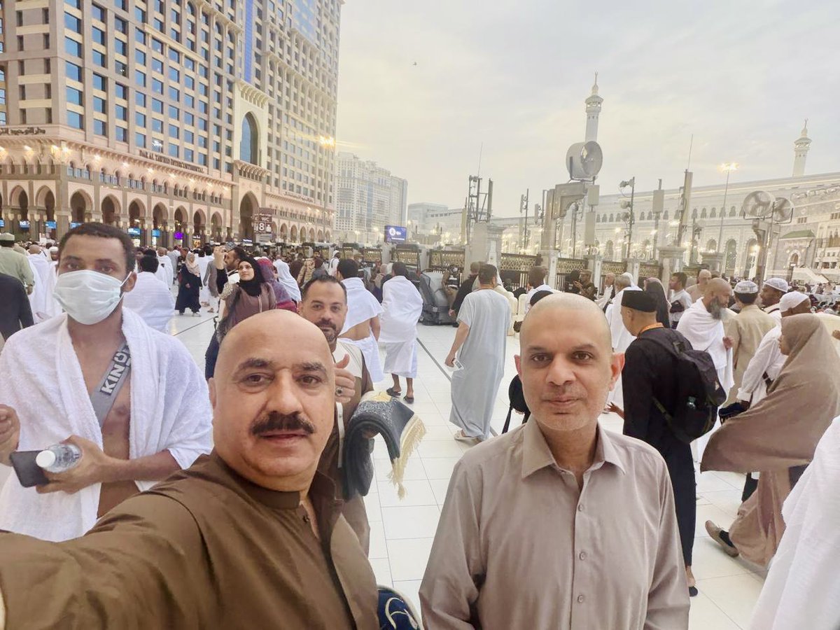 مکہ مکرمہ میں مسجد الحرام کے بابرکت ماحول میں پُرسکون لمحات، ایم پی اے میر ممتاز حسین خان جکھرانی کے ہمراہ۔ اللہ پاک ہماری عبادات اور دعاؤں کو قبول فرمائے۔ آمین۔