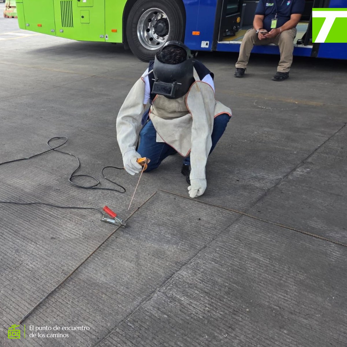 TransmetroGuate's tweet photo. 🔧🚎 Seguimos capacitando a nuestro personal con formación técnica como soldadura eléctrica, fortaleciendo sus habilidades para su labor diaria.

Una apuesta por su crecimiento profesional, impulsada por la visión del alcalde @RQuinonezL 

#MuniGuate #Transmetro #TuBus #Capacitación