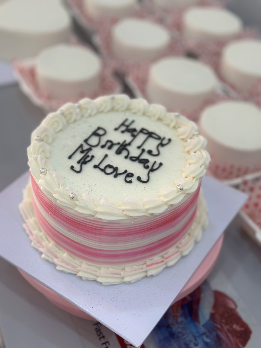 sometime in February we made this cake whilst preparing against Val day.💞😍

cake description; 

7” (single layer)
🍰: creamy vanilla. 

searching for a cake plug in lagos? Kindly send a direct text to Bee!

please retweet.🤗