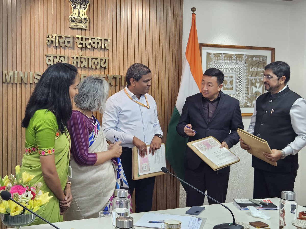 Ministry of Textiles tweet media