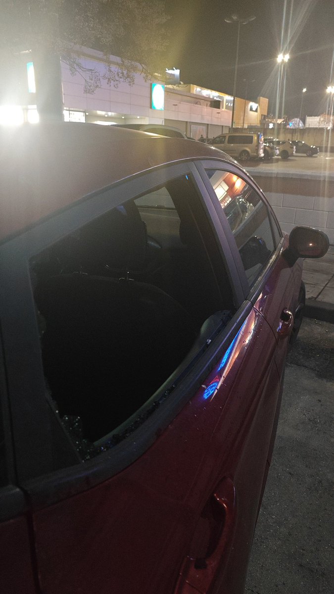 lawrencealmazzz's tweet photo. @lidlespana @lidlespanaAC otro día en vuestro establecimiento en Pulianas (Granada) nos partieron el cristal del coche y nos robaron todo lo que llevábamos para pasar el finde, luego nos enteramos que no tenéis cámaras fuera, que decís que no tenéis guarda de seguridad 1/X https://t.co/GJi2PrqKlj
