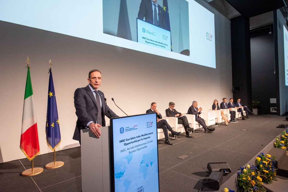 ITAtradeagency's tweet photo. 📍 “Developing an Indo-Mediterranean Perspective through the IMEC Network”: a Trieste l’evento per l’implementazione del Corridoio India–Medio Oriente–Europa con interventi di @Antonio_Tajani, Ministro degli Affari Esteri e della Cooperazione Internazionale, e @M_Fedriga, Presidente della @regioneFVGit.

📈 Costruire solide rotte alternative diventa indispensabile in un contesto geopolitico in rapida evoluzione e canali logistici instabili. Nel 2025 le esportazioni italiane verso l'India hanno superato i 5,7 miliardi di euro (+30% sul 2019) e quelle verso il Medio Oriente hanno raggiunto 28,2 miliardi (+7,2% sul 2024).

🚀 Il corridoio IMEC rappresenta una grande opportunità per l’Italia che avrà la possibilità di intercettare fino a 26 miliardi di traffico su un potenziale di 172.

🌍 Iniziative come questa sono una leva potente per la crescita delle nostre PMI che vengono a contatto delle occasioni migliori per mantenersi competitive.

@ItalyMFA - Saeed Alhajeri, @mofauae - @oana_toiu, @MAERomania, @grlicradman, @MFA_Croatia - @dubravkasuica, @EU_Commission - Leopoldo Destro, @Confindustria - @guglielmopicchi, @SACEgroup - @AntVillafranca, @ispionline - Karim Dahou, @OECDglobal