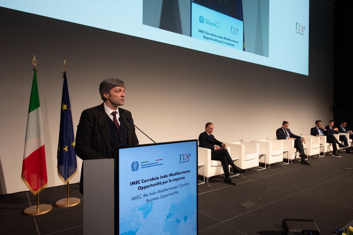 ITAtradeagency's tweet photo. 📍 “Developing an Indo-Mediterranean Perspective through the IMEC Network”: a Trieste l’evento per l’implementazione del Corridoio India–Medio Oriente–Europa con interventi di @Antonio_Tajani, Ministro degli Affari Esteri e della Cooperazione Internazionale, e @M_Fedriga, Presidente della @regioneFVGit.

📈 Costruire solide rotte alternative diventa indispensabile in un contesto geopolitico in rapida evoluzione e canali logistici instabili. Nel 2025 le esportazioni italiane verso l'India hanno superato i 5,7 miliardi di euro (+30% sul 2019) e quelle verso il Medio Oriente hanno raggiunto 28,2 miliardi (+7,2% sul 2024).

🚀 Il corridoio IMEC rappresenta una grande opportunità per l’Italia che avrà la possibilità di intercettare fino a 26 miliardi di traffico su un potenziale di 172.

🌍 Iniziative come questa sono una leva potente per la crescita delle nostre PMI che vengono a contatto delle occasioni migliori per mantenersi competitive.

@ItalyMFA - Saeed Alhajeri, @mofauae - @oana_toiu, @MAERomania, @grlicradman, @MFA_Croatia - @dubravkasuica, @EU_Commission - Leopoldo Destro, @Confindustria - @guglielmopicchi, @SACEgroup - @AntVillafranca, @ispionline - Karim Dahou, @OECDglobal