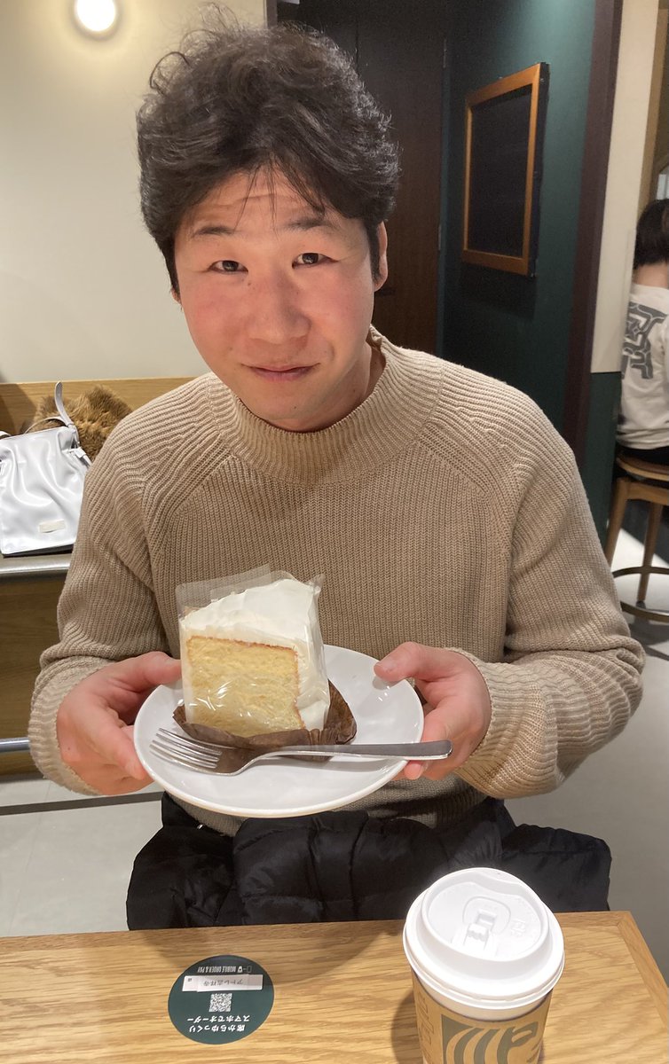 チャミ主さんと山本のハンバーグで
たらふく食った後はスタバへ

お目当てのさくらシフォンケーキは
今年から販売がなくなり残念です😭

代わりにクリームシフォンケーキを
食ったけど春は感じられなかったわ(笑)