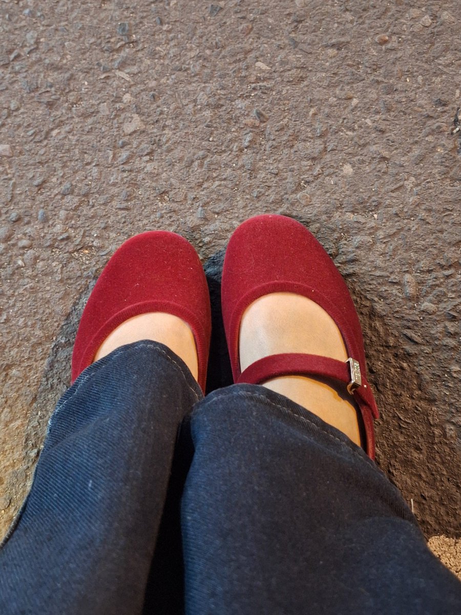 marcelasido's tweet photo. GUYS AKHIRNYA AKU BISA BELI SEPATU MANIFESTATING KU SEJAK LAMA 😭🤧✨️🫶

Cantik bangetttt yallah 🤧🤧🤧 https://t.co/2wH8wd87aG