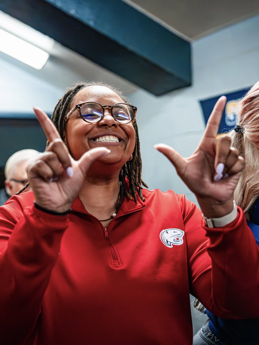 SouthAlabamaWBB's tweet photo. During this #NationalAthleticTrainingMonth, we are extra grateful for our AT, Zorrya Kelley.

Zorrya, thank you for all you do to make this program better ❤️

#LSF | #INVEST https://t.co/HgRW8jlO5k
