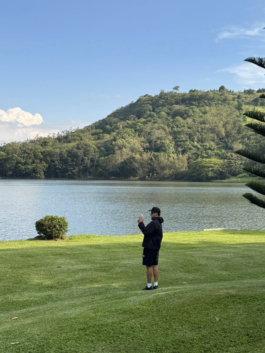 blairwaldorfs_'s tweet photo. even as someone who does not post a lot, i'm always so happy seeing him taking in what the world looks like and saving photos on his phone.

either saving them lang in his cloud to review later, or may pinagsesendan 🫠 https://t.co/s58yzAWFah