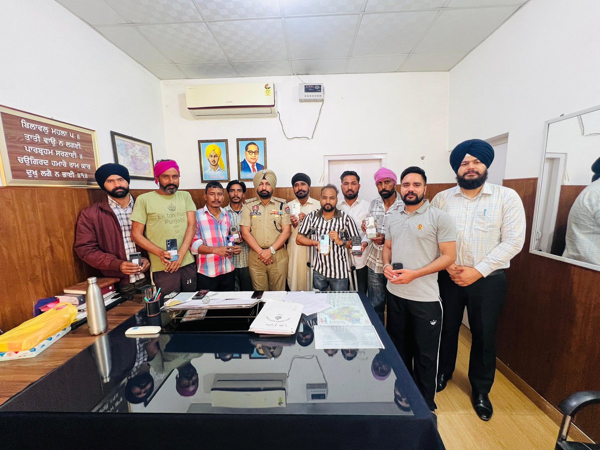 SangrurPolice's tweet photo. 🔴 As per the directions of SSP #Sangrur, DSP sub-division #Lehra handed over the traced 10 lost/stolen mobile phones of the public to their rightful owners

From May 2025 till now, Sub-Division Lehra has successfully traced and recovered a total of 75 lost/stolen mobile phones📱 https://t.co/ttcn9mkU25