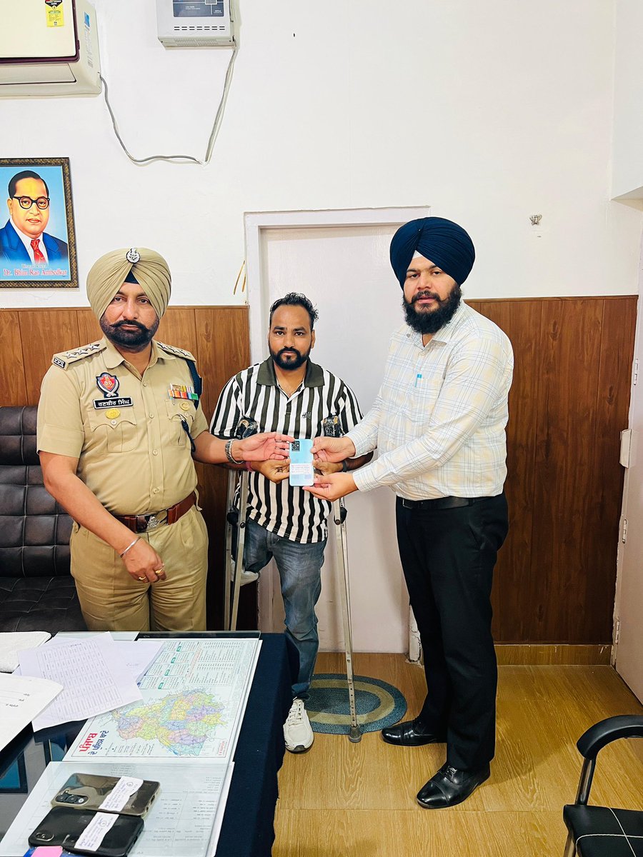 SangrurPolice's tweet photo. 🔴 As per the directions of SSP #Sangrur, DSP sub-division #Lehra handed over the traced 10 lost/stolen mobile phones of the public to their rightful owners

From May 2025 till now, Sub-Division Lehra has successfully traced and recovered a total of 75 lost/stolen mobile phones📱 https://t.co/ttcn9mkU25