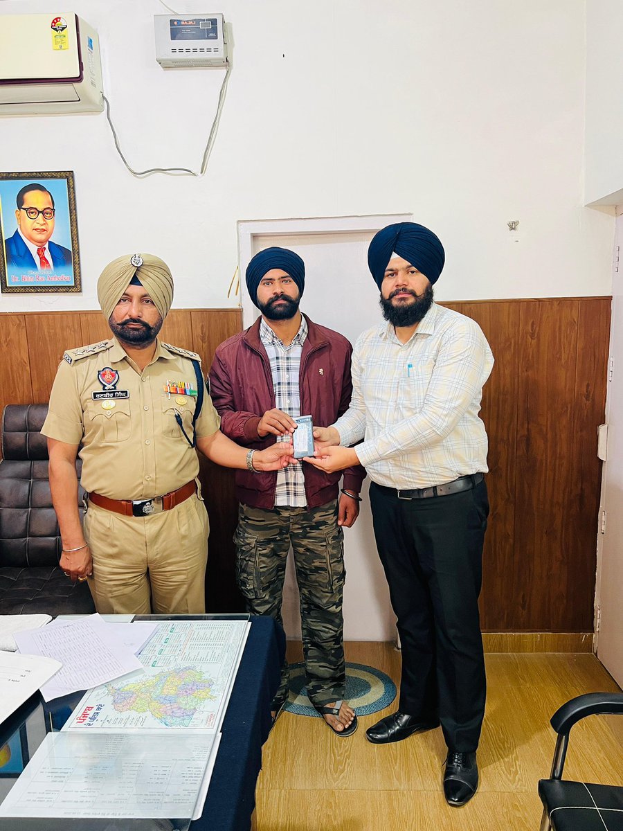 SangrurPolice's tweet photo. 🔴 As per the directions of SSP #Sangrur, DSP sub-division #Lehra handed over the traced 10 lost/stolen mobile phones of the public to their rightful owners

From May 2025 till now, Sub-Division Lehra has successfully traced and recovered a total of 75 lost/stolen mobile phones📱 https://t.co/ttcn9mkU25