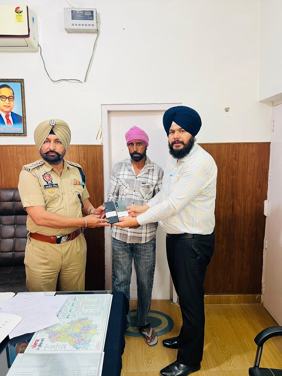 SangrurPolice's tweet photo. 🔴 As per the directions of SSP #Sangrur, DSP sub-division #Lehra handed over the traced 10 lost/stolen mobile phones of the public to their rightful owners

From May 2025 till now, Sub-Division Lehra has successfully traced and recovered a total of 75 lost/stolen mobile phones📱 https://t.co/ttcn9mkU25