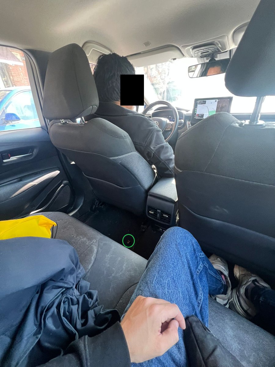 invict094's tweet photo. Buenas tardes @Uber_ES , 
Lo que me ha sucedido hoy no tiene nombre.
El vehículo se encontraba en un estado deplorable, MUY SUCIO y además tenía una cucaracha muerta en la parte de atrás detrás del asiento del conductor, adjunto foto.

Espero su contacto inmediato. https://t.co/1ffWL68LyX