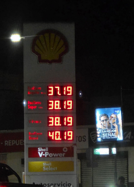Analuciaspetto's tweet photo. Cosas que solo pasan en Guatemala: 

- Tenemos que pagar una gasolina que aumenta casi diario para manejar en carreteras echa mierda.

- Tenemos que pagar impuesto de circulación para trasladarnos en carreteras de mierda. 

@samuel_pz será que puedes hacer un videito sobre eso? https://t.co/ZIy8KY8Oy6