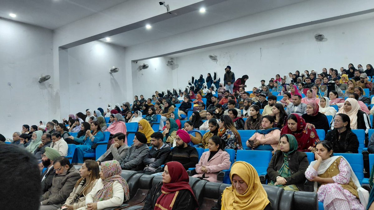 khalilBanday's tweet photo. DSW Poonch felicitated young achievers under #BetiBachaoBetiPadhao, honouring girls excelling in 10th &amp; 12th, NEET, sports, innovation &amp; JKAS. MLAs Ajaz Jan &amp; Ch. Mohd Akram, DC &amp; senior officers graced the event. 45 tabs &amp; certificates awarded, celebrating women empowerment. https://t.co/b3uHjMSngh