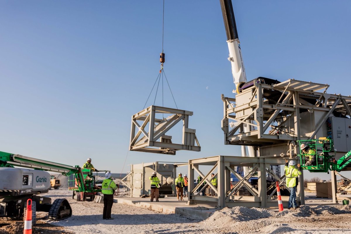 constructorslnk's tweet photo. The @LNKairport runway project continues moving forward, and up!

Concrete batch plant to life - once up and running, it will deliver 200-300 CY of concrete per hour, fueling the paving needed to rebuild a 12,901-foot by 150-foot runway over the next two years! https://t.co/IvCh7dkP8y