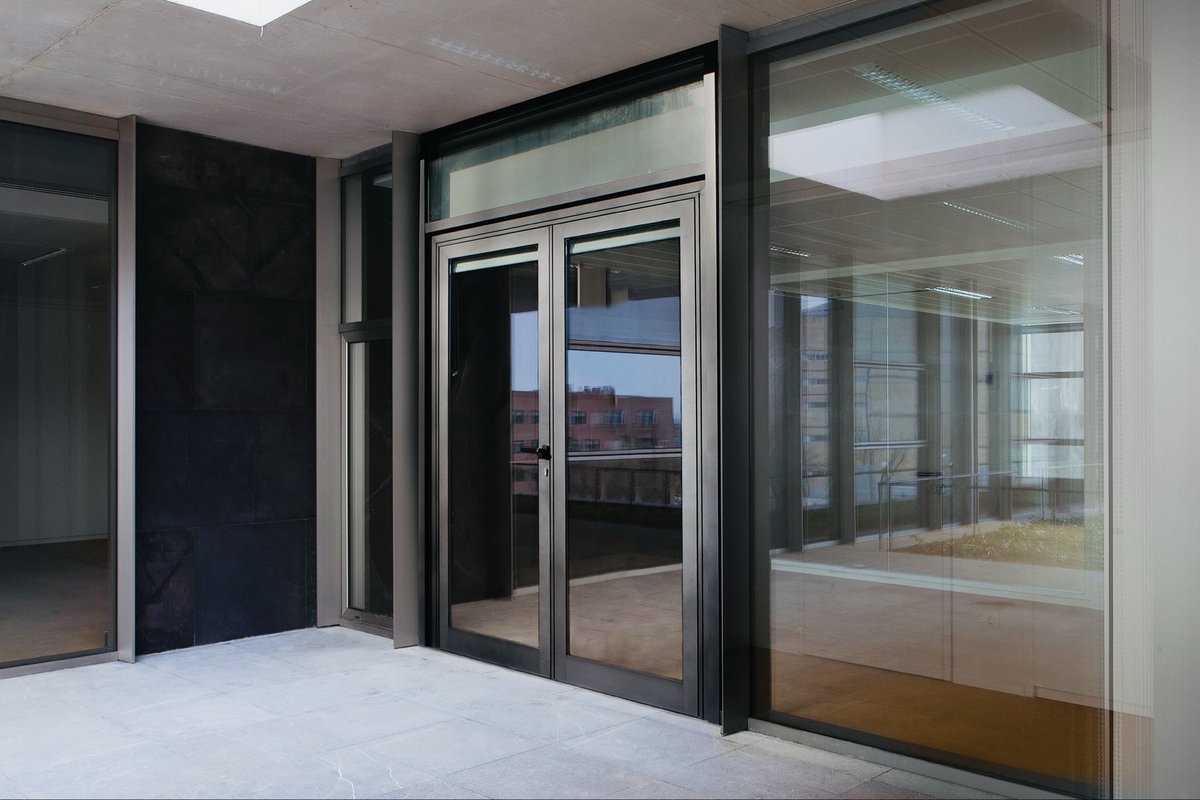 AloraWindows's tweet photo. Clean transitions, controlled reflections, and glass that keeps every line intentional - inside and out. https://t.co/PaSInLl6Zh