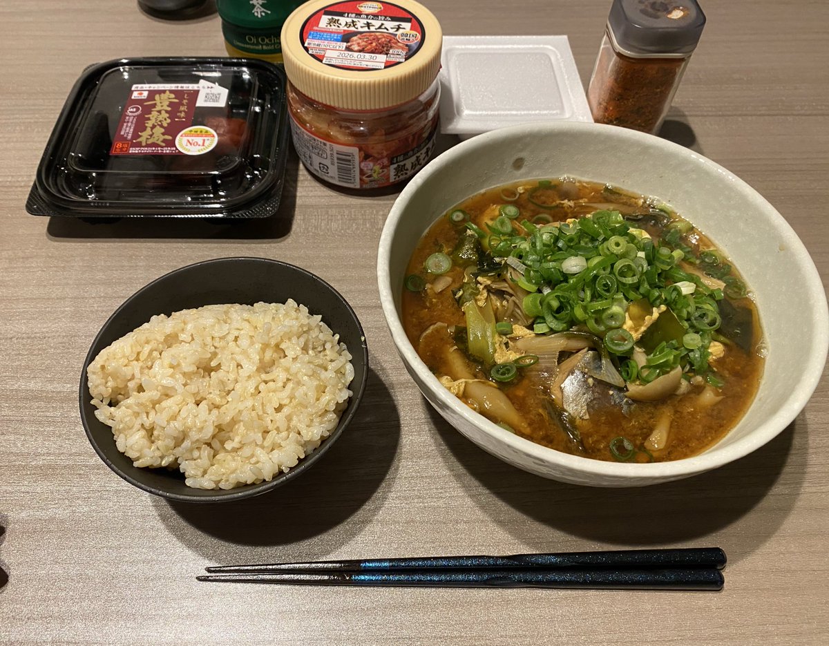 牡蠣と鯖缶のかき卵味噌汁。栄養が過多。
#コマキッチン