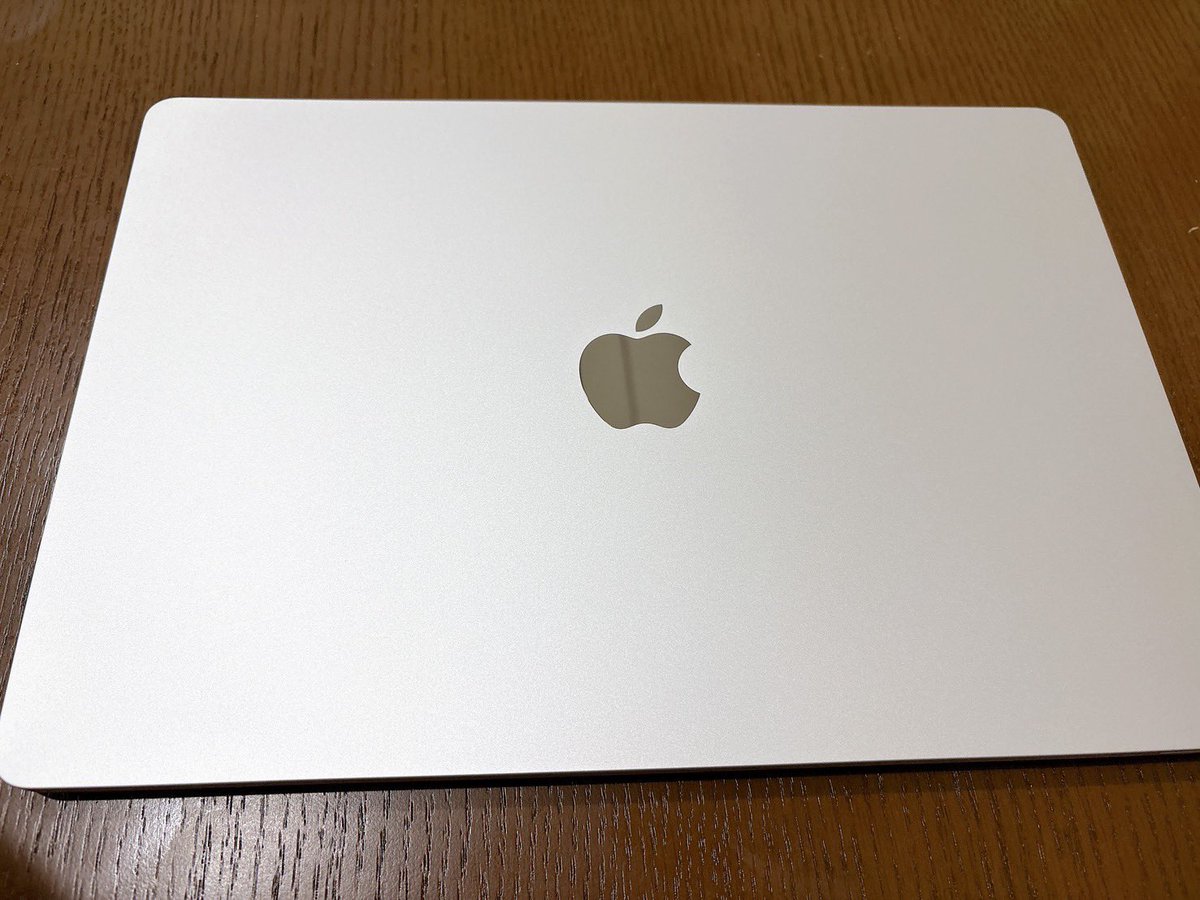 ekiben2010's tweet photo. MacBook Air m5 15インチ買っちゃいました。色々と作業が捗るよう使い倒していきます。(初Macだから操作性から勉強します) https://t.co/PZtuu7V56H