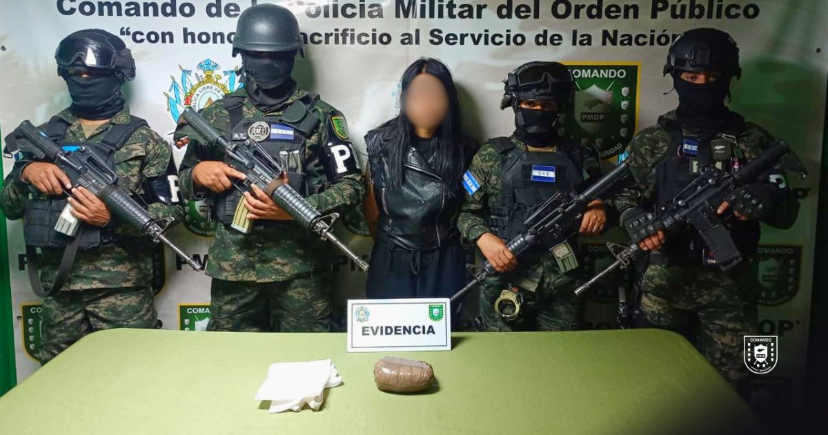 PMOPHN's tweet photo. 🚨 #SoluciónContraECrimen | PMOP captura a fémina por tráfico de drogas en Comayagüela
#1BPMOP detuvo a (01) fémina de 18 años en Flor del Campo.
✅ Decomiso: (01) envoltorio de supuesta marihuana (1 libra)
📍 Remitida a la URD-PMOP
#PMOPHN #FFAAHN https://t.co/WTRKtkaYmS