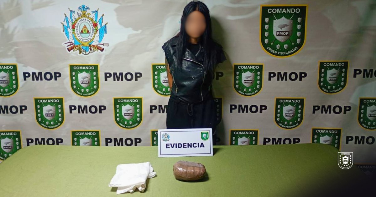 PMOPHN's tweet photo. 🚨 #SoluciónContraECrimen | PMOP captura a fémina por tráfico de drogas en Comayagüela
#1BPMOP detuvo a (01) fémina de 18 años en Flor del Campo.
✅ Decomiso: (01) envoltorio de supuesta marihuana (1 libra)
📍 Remitida a la URD-PMOP
#PMOPHN #FFAAHN https://t.co/WTRKtkaYmS
