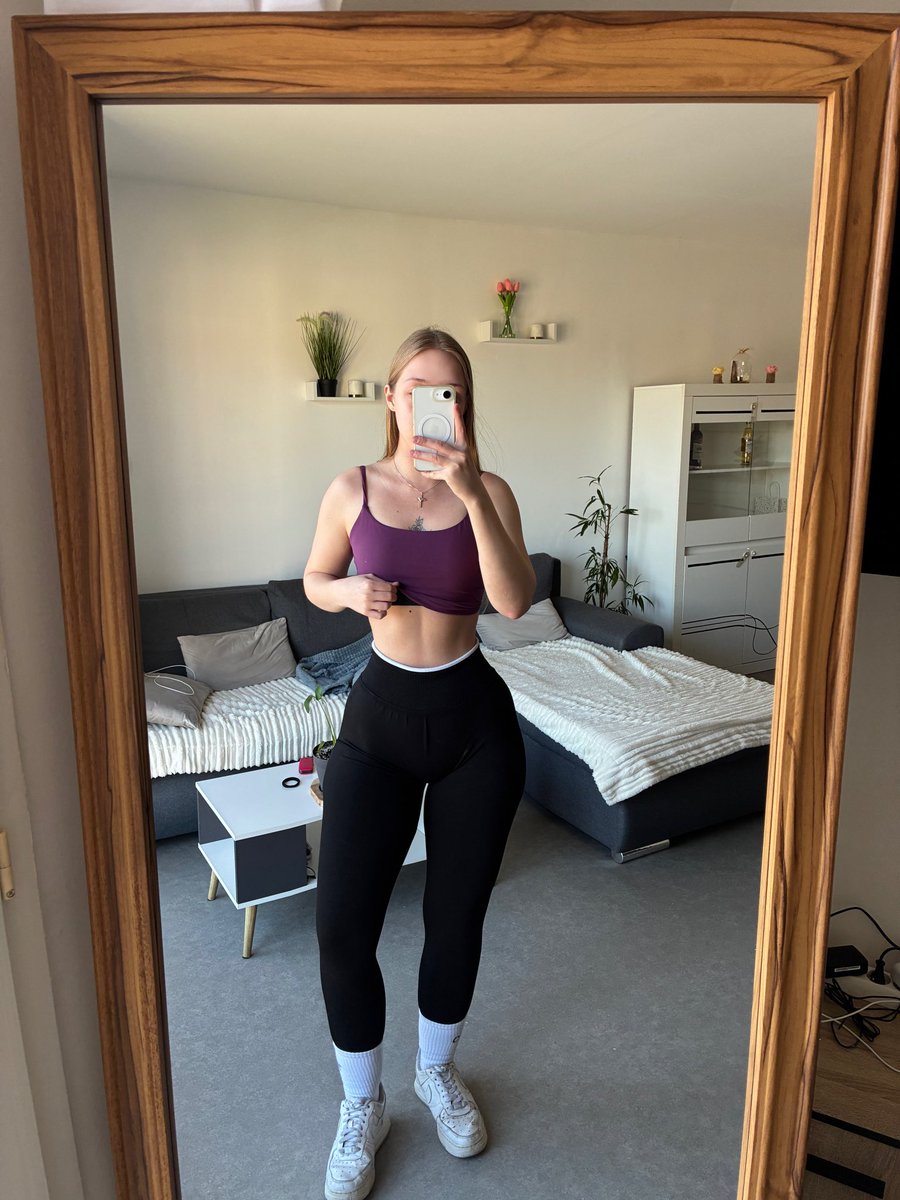 lylybloomfit tweet media