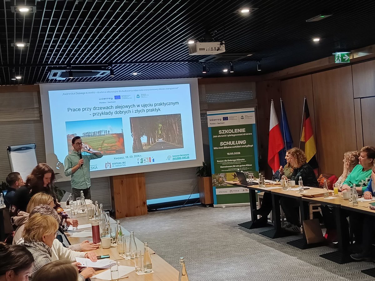 Dzisiaj na naszym międzynarodowym 🇵🇱🇩🇪 szkoleniu w Karpaczu "Jak chronić i pielęgnować drzewa?" w ramach projektu #RazemDlaKlimatu pokazujemy aleje. 🌳🌳🌳Jutro odwiedzimy je w terenie po stronie czeskiej🇨🇿. #InterregPLSN #EU🇪🇺