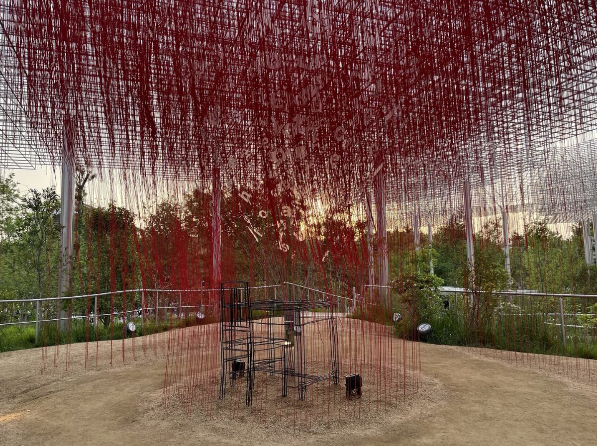 BureauModern's tweet photo. CHIHARU SHIOTA 🇯🇵 @chiharushiota   

Born in Osaka, based in Berlin. Shiota’s inspiration often emerges from a personal experience or emotion which she expands into universal human concerns such as life, death and relationships. She has redefined the concept of memory. https://t.co/bh61D8aLyP