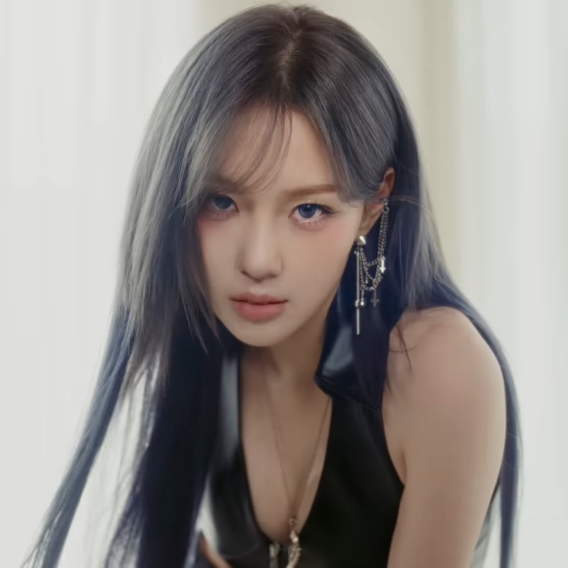 chaehyunhours's tweet photo. CHAEHYUN LOOKS LIKE AN ANIME CHARACTER OH MY GOSH https://t.co/0W7NZEghwF