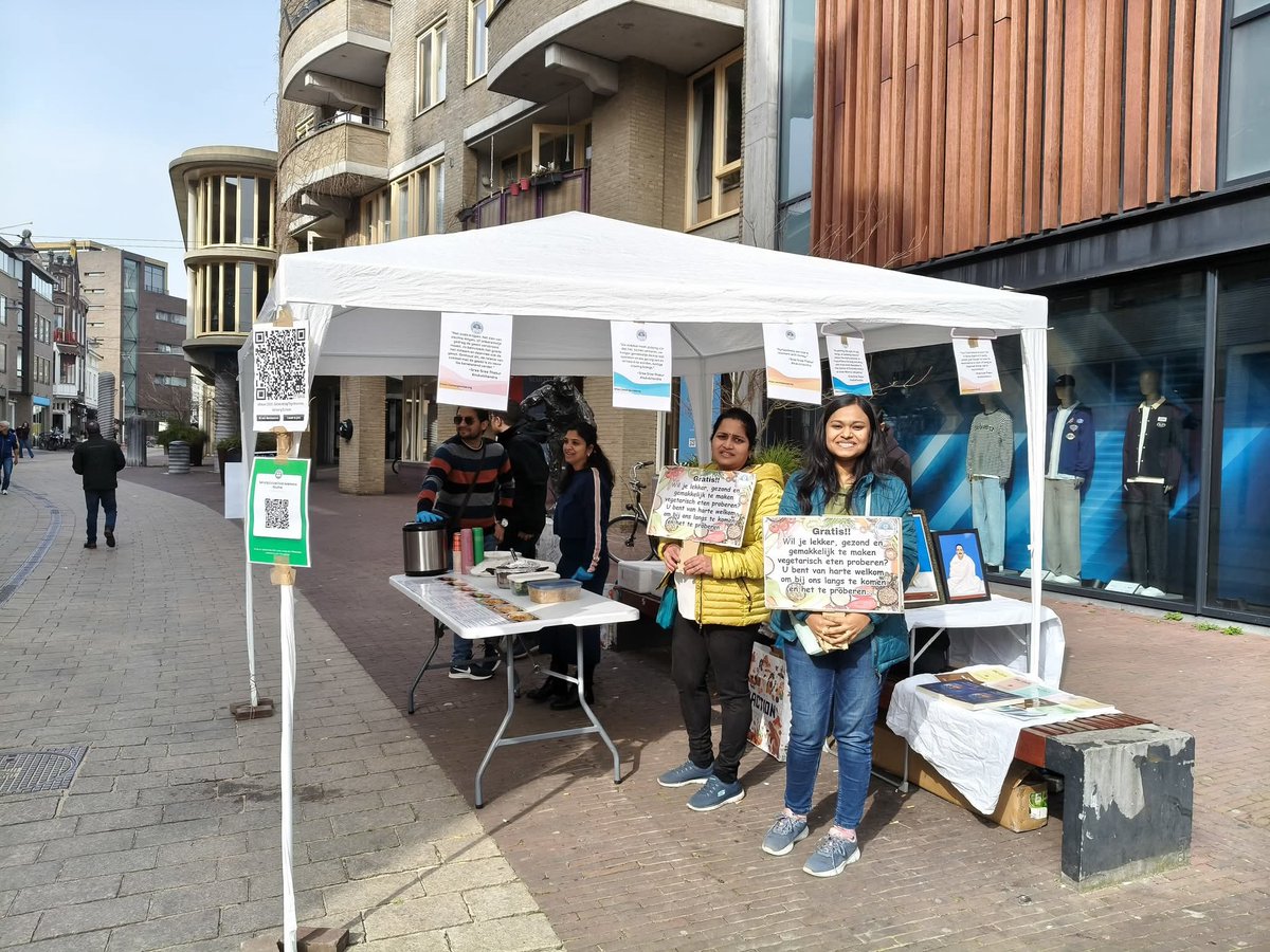 SatsangEurope's tweet photo. Food Service day 46 at Land van de markt, Arnhem; The Netherlands🇳🇱 

This Saturday; on March 7th, Satsang Europe volunteers once again gathered together with renewed spirits and high energies for the first market place Food awareness and food service initiative in Arnhem. https://t.co/eGdxeLEgof