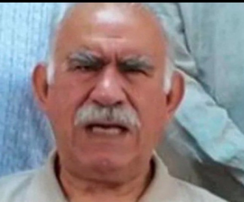 HawarBrano's tweet photo. Tırk devletiyle görüşen Öcalan,
MİT’in karargâhında konferans yapan Öcalan,
Rojava’yı bir bütün olarak DAİŞ çetelerine bıraktığını gördüğümüz Öcalan,
Siyasete ülkücü ocaklarında başladığını kendi söyleyen Öcalan,
Tırk devletine hizmet etmeye hazırım diyen Öcalan https://t.co/QBEdhSB9rs