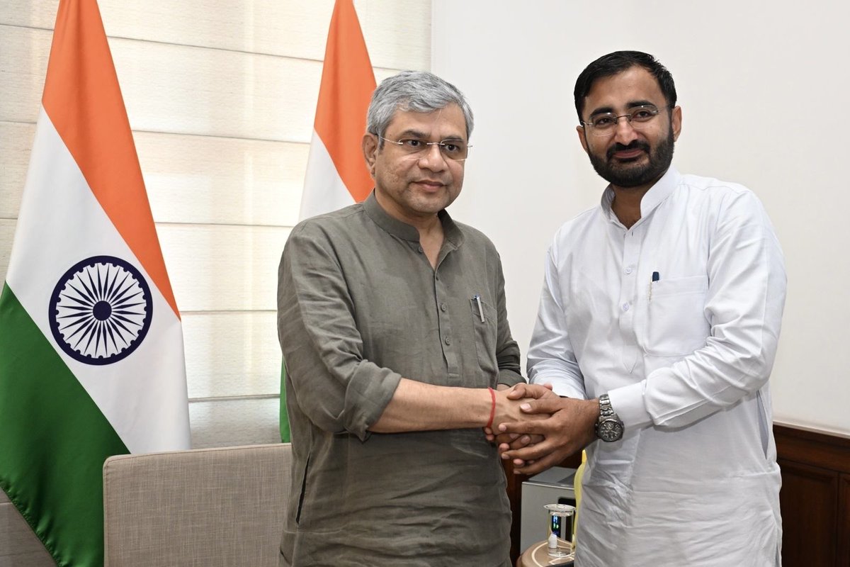 deepakkarwasara's tweet photo. दिल्ली प्रवास के दौरान माननीय केंद्रीय रेल एवं इलेक्ट्रॉनिक्स-आईटी मंत्री श्री अश्विनी वैष्णव जी से उनके संसद भवन कार्यालय में आत्मीय मुलाकात हुई। इस अवसर पर जैसलमेर-बाड़मेर-भाभर नई रेल लाईन के सर्वेक्षण एवं डीपीआर स्वीकृति प्रदान करने पर क्षेत्रवासियों की ओर से उनका कोटि-कोटि आभार व्यक्त किया।

मुलाकात के दौरान उनसे क्षेत्र संबंधी विभिन्न विषयों एवं समस्याओं पर विस्तृत चर्चा हुई - 

1. बाड़मेर शहर के गडरारोड क्रॉसिंग पर निर्माणाधीन आरओबी को त्वरित पूर्ण करने की दिशा में रेलवे की ओर से पूर्ण तत्परता का माननीय वैष्णव जी ने आश्वासन दिया। साथ ही उसी समय उच्च अधिकारियों को इस विषय को HIGH PRIORITY पर रखते हुए इंस्पेक्शन आदि प्रक्रिया को पूर्ण करने में तेजी व गंभीरता दिखाने के निर्देश दिए।

2. बाड़मेर में निर्माणाधीन अमृत भारत रेलवे स्टेशन के बारे में छोटे-छोटे बदलावों व सुझावों के बारे में पूछा। अपनी ओर से कुछ महत्त्वपूर्ण सुझाव उनके समक्ष रखे।

3. नई रेल लाईनों एवं नई ट्रेनें प्रारम्भ करने, संचालित ट्रेनों के फेरे बढ़ाने, ट्रेनों के ठहराव, अंडर ब्रिज निर्माण आदि विषयों पर सार्थक चर्चा हुई।

4. क्षेत्रवासियों की विभिन्न व्यक्तिगत समस्याओं व मांगों को उनके समक्ष रखा।

इसके अलावा AI व सेमीकंडक्टर के क्षेत्र में वैश्विक पटल पर भारत की भूमिका को लेकर भी विशेष चर्चा हुई एवं मार्गदर्शन मिला।

माननीय अश्विनी वैष्णव जी का मधुर, सौम्य एवं आत्मीय व्यवहार सदैव प्रभावित एवं प्रेरित करता है। उनकी बातों एवं सोच में भारतीय रेलवे और इलेक्ट्रॉनिक्स-आईटी क्षेत्र को विश्व में अग्रिम पंक्ति में खड़ा करने का vision और quick implementation का मनोभाव स्पष्ट नजर आता है। इस मुलाकात के दौरान भी उनसे बहुत कुछ सीखने को मिला।

@AshwiniVaishnaw 

#Railway #Electronics #IT #India 🇮🇳