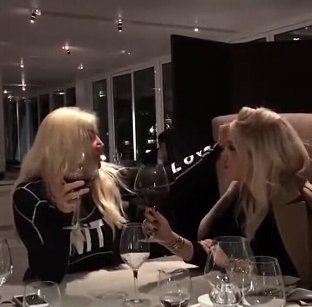 ALFINSOYWANDA's tweet photo. LO QUE DEBE SER UNA NOCHE DE VIN0 Y CHISME CON WANDA Y SUSANA🤭 https://t.co/fAIBKXZiiP