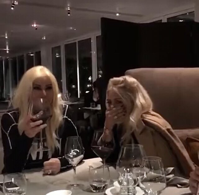 ALFINSOYWANDA's tweet photo. LO QUE DEBE SER UNA NOCHE DE VIN0 Y CHISME CON WANDA Y SUSANA🤭 https://t.co/fAIBKXZiiP