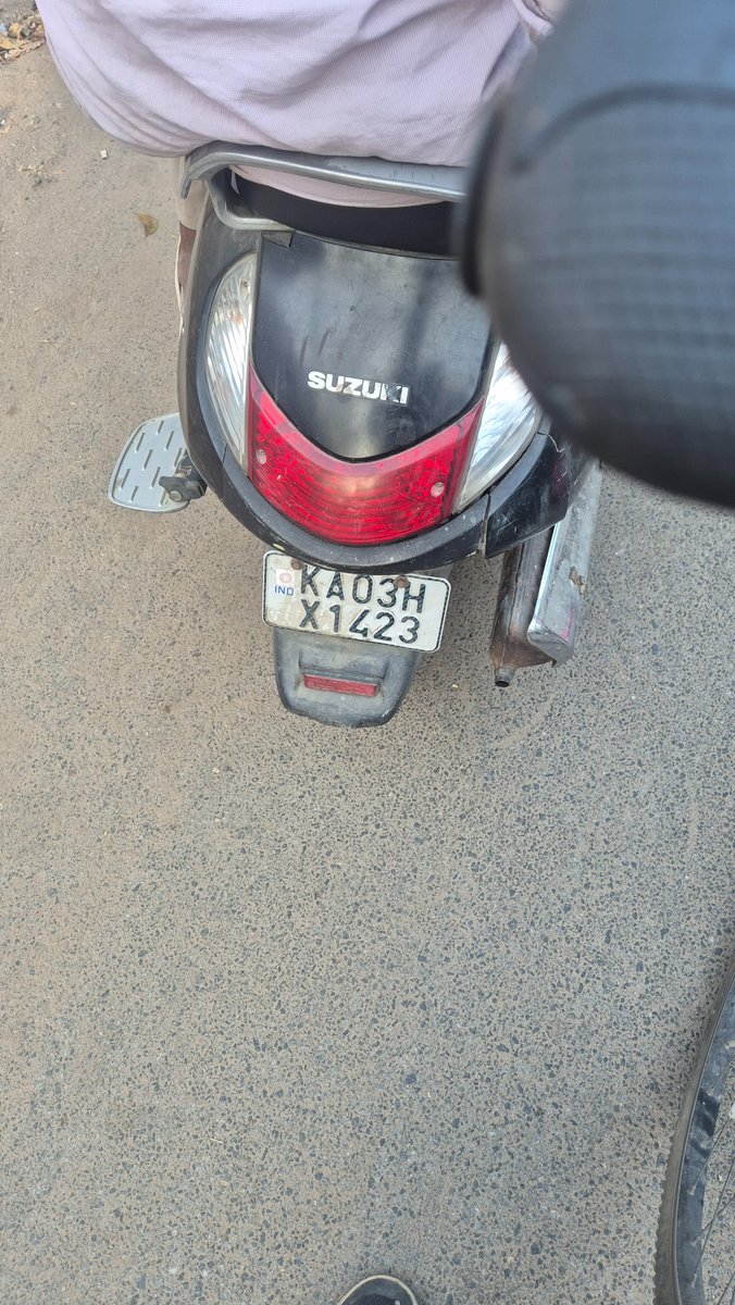 kiranrad's tweet photo. @sanatan_kannada Came to know that part of this is online without context. I am a witness to the entire incident.

Do you blindly assume why a woman would just scream on the top of her lungs? I was right behind her and caught up with her as she followed her catcallers who were on scooter. (1/2) https://t.co/Cnvz1FvCBH