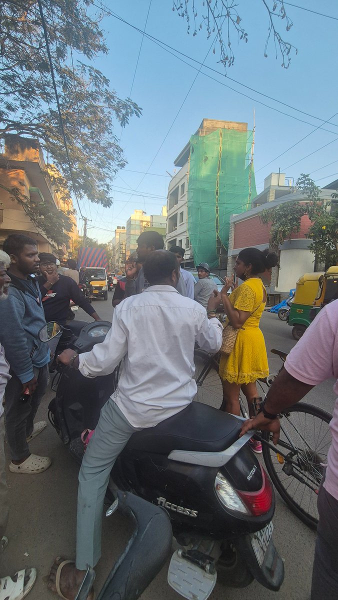 kiranrad's tweet photo. @sanatan_kannada Came to know that part of this is online without context. I am a witness to the entire incident.

Do you blindly assume why a woman would just scream on the top of her lungs? I was right behind her and caught up with her as she followed her catcallers who were on scooter. (1/2) https://t.co/Cnvz1FvCBH